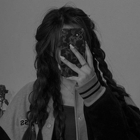 Aesthetic hidden face girl dp pic black and white