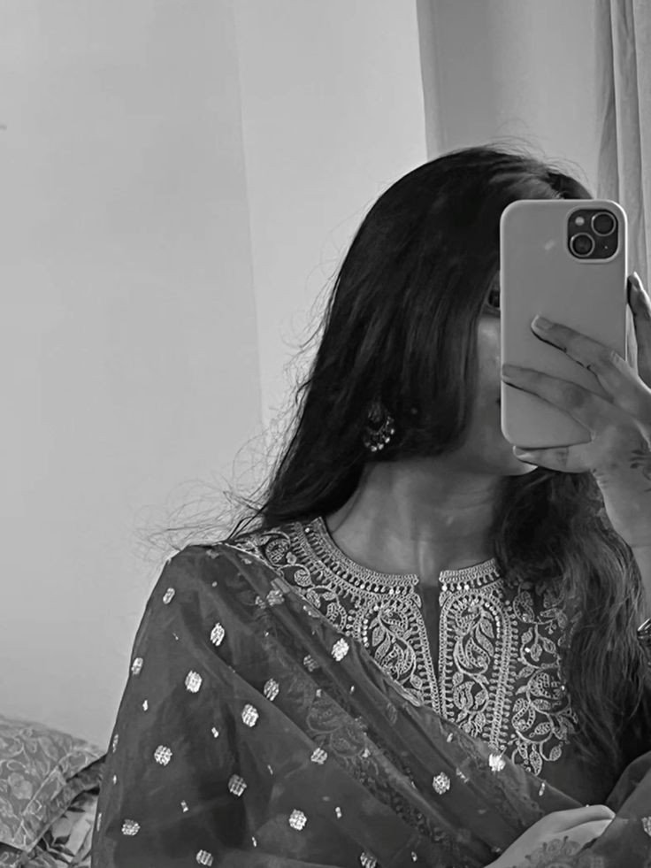 Black and white girl profile pic simple