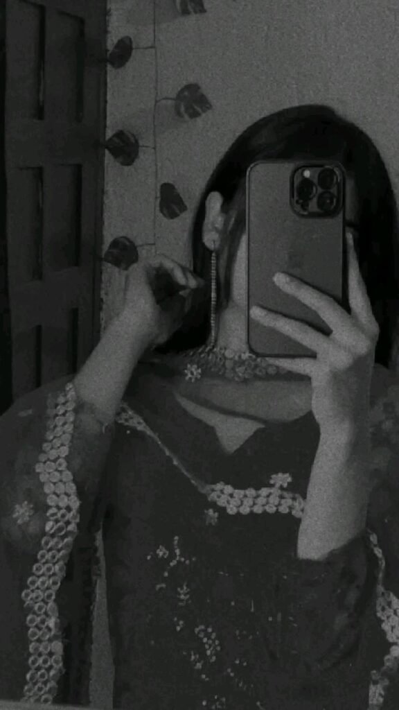 Aesthetic hidden face girl dp black and white for instagram