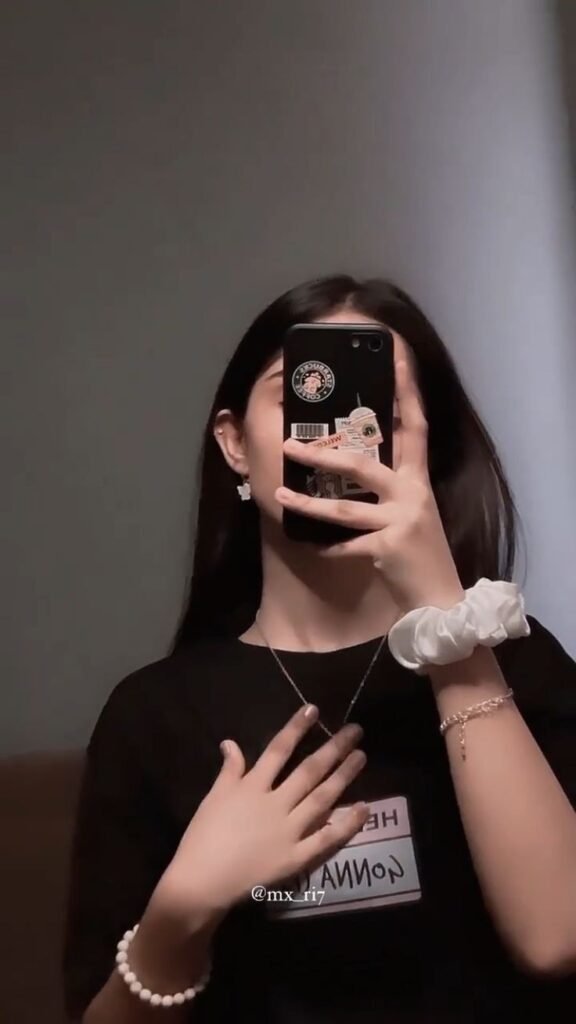 Aesthetic hidden face girl dp black and white pinterest