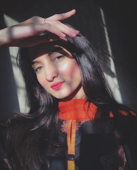 Cute aesthetic hidden face girl dp