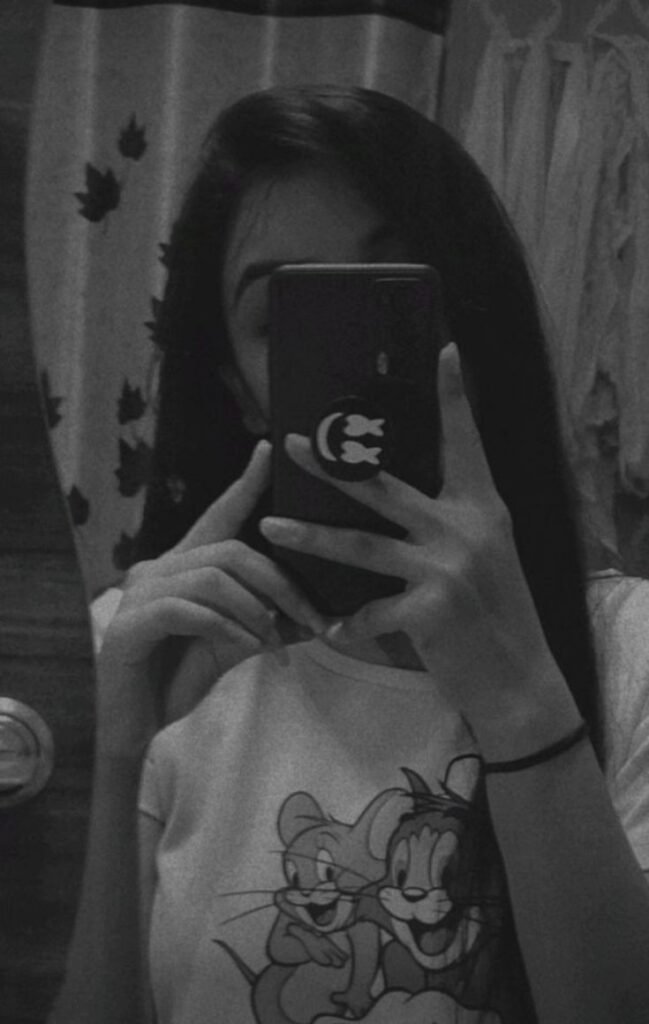 Aesthetic hidden face girl dp black and white download