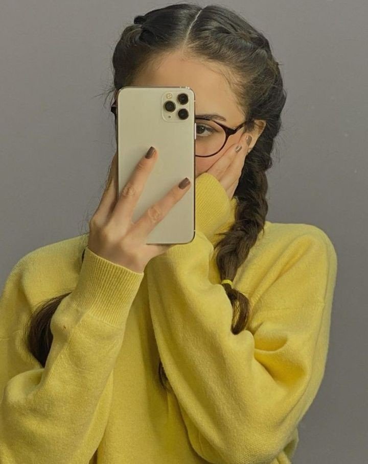 Aesthetic hidden face girl dp for instagram