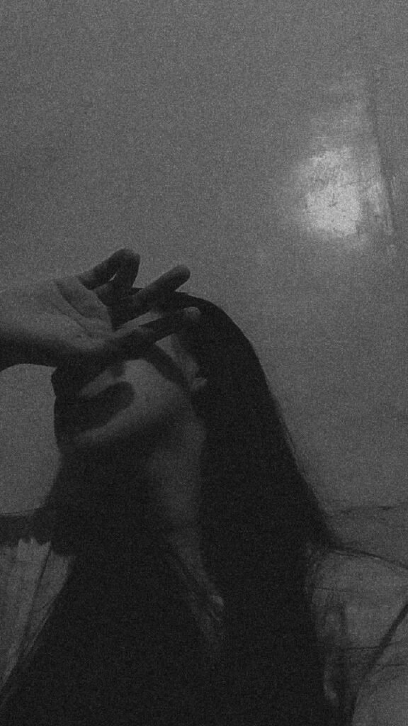 Aesthetic girl dp black