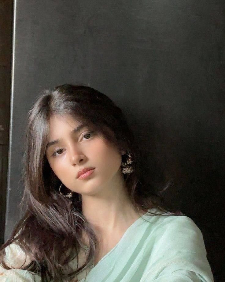 Beautiful girl pic simple