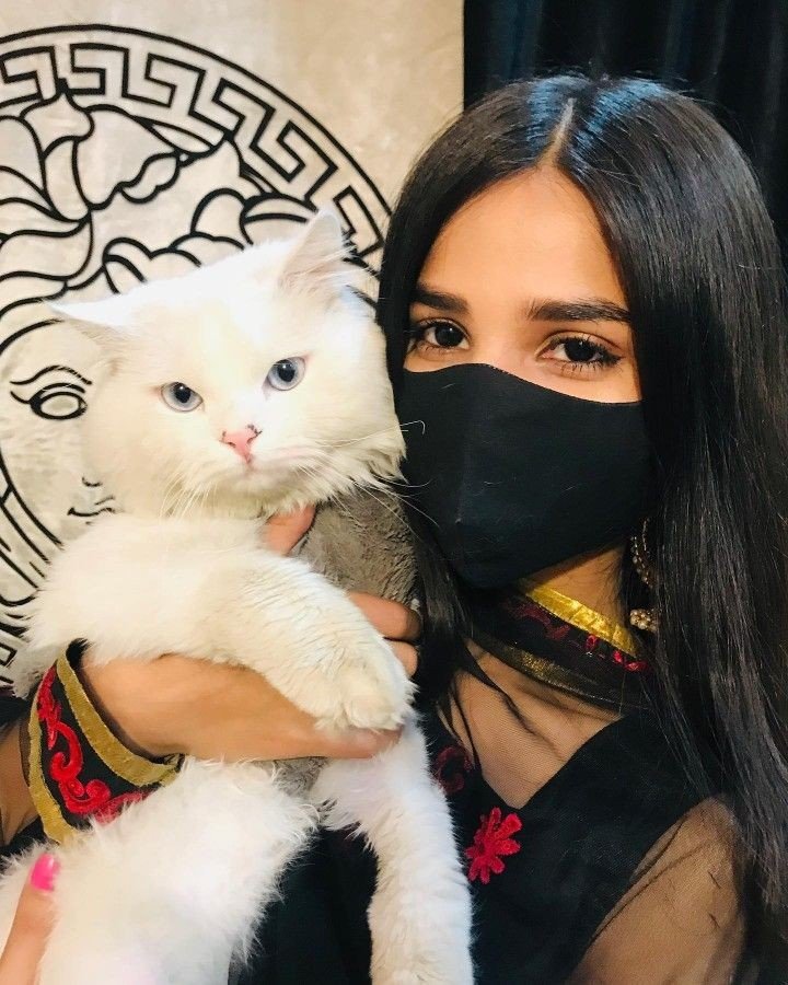 Mask wali girl dp for whatsapp